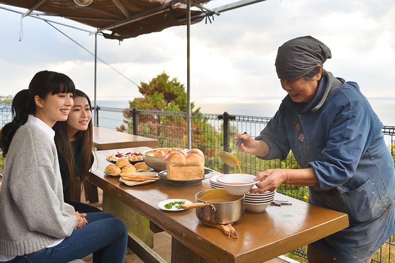 高台にある絶景カフェで手作りパン体験