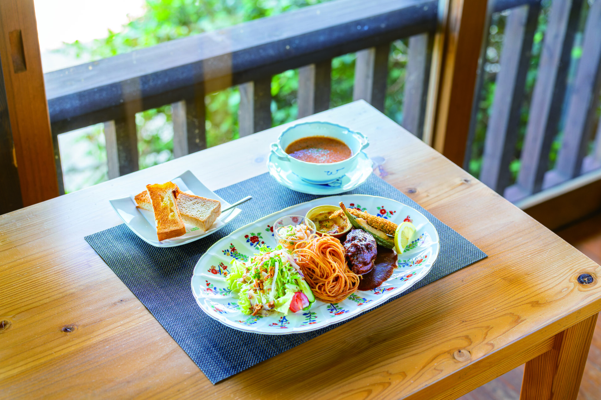 丘の上の隠れ家レストランで海絶景と美食を！（創作料理 kasumi)